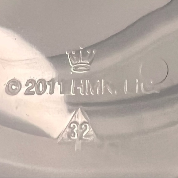 Hallmark NEW 2011 Christmas Ornament “Frosty Friends” is the 32nd in the series - Picture 9 of 10